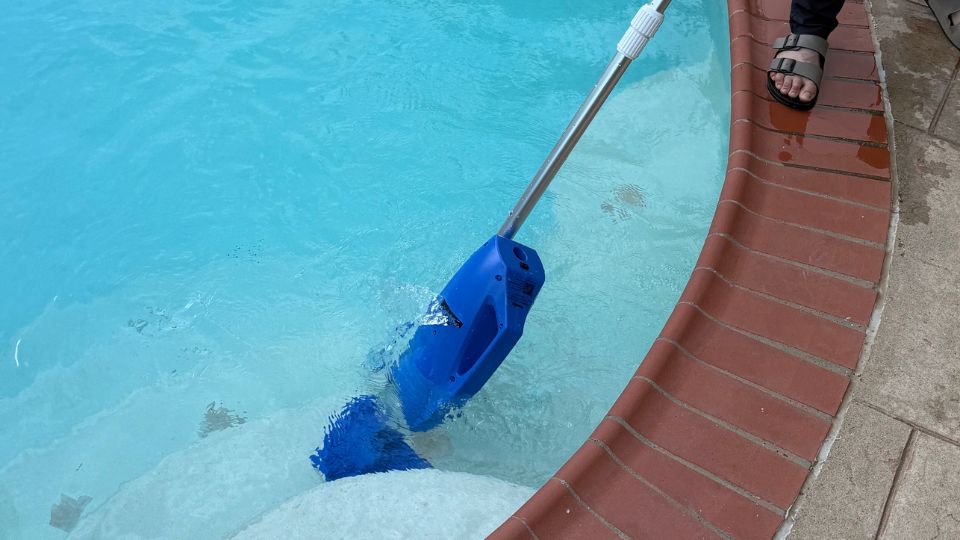 how to vacuum a pool